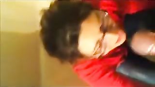 Муж в ванной помочился на лицо и сиськи своей одетой супруги и снял всё на телефон