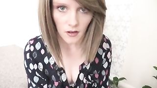 Ухоженная милфа записывает для сына на вебкамеру мастурбацию