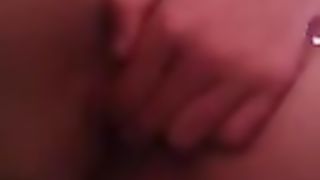 Молодая студентка мастурбирует себе пизду и снимает домашнее видео