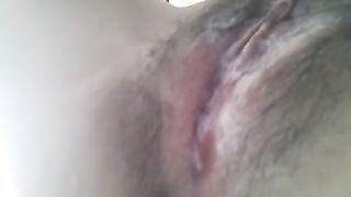 Девка теребит волосатую манду при помощи вибратора и кончает