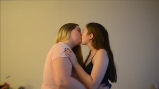 После поцелуев симпатичная девка с удовольствием лижет побритую пизду жирной лесбиянки