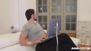 Двое парней удовлетворяют молодую потаскуху, которая заплатила им за секс