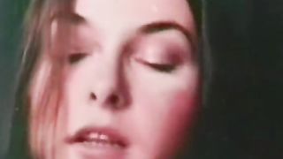 Лесбиянка с мохнатой пиздой развлекается с подругой и мужиком